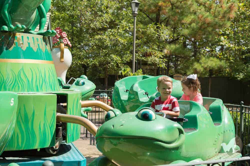 15 Silver Dollar City Tips, Tricks and Hacks - The Fervent Mama: The only thing I can complain about is the weather; I do wish it was a tad bit cooler. 15 Silver Dollar City Tips, Tricks, and Hacks to make your trip great